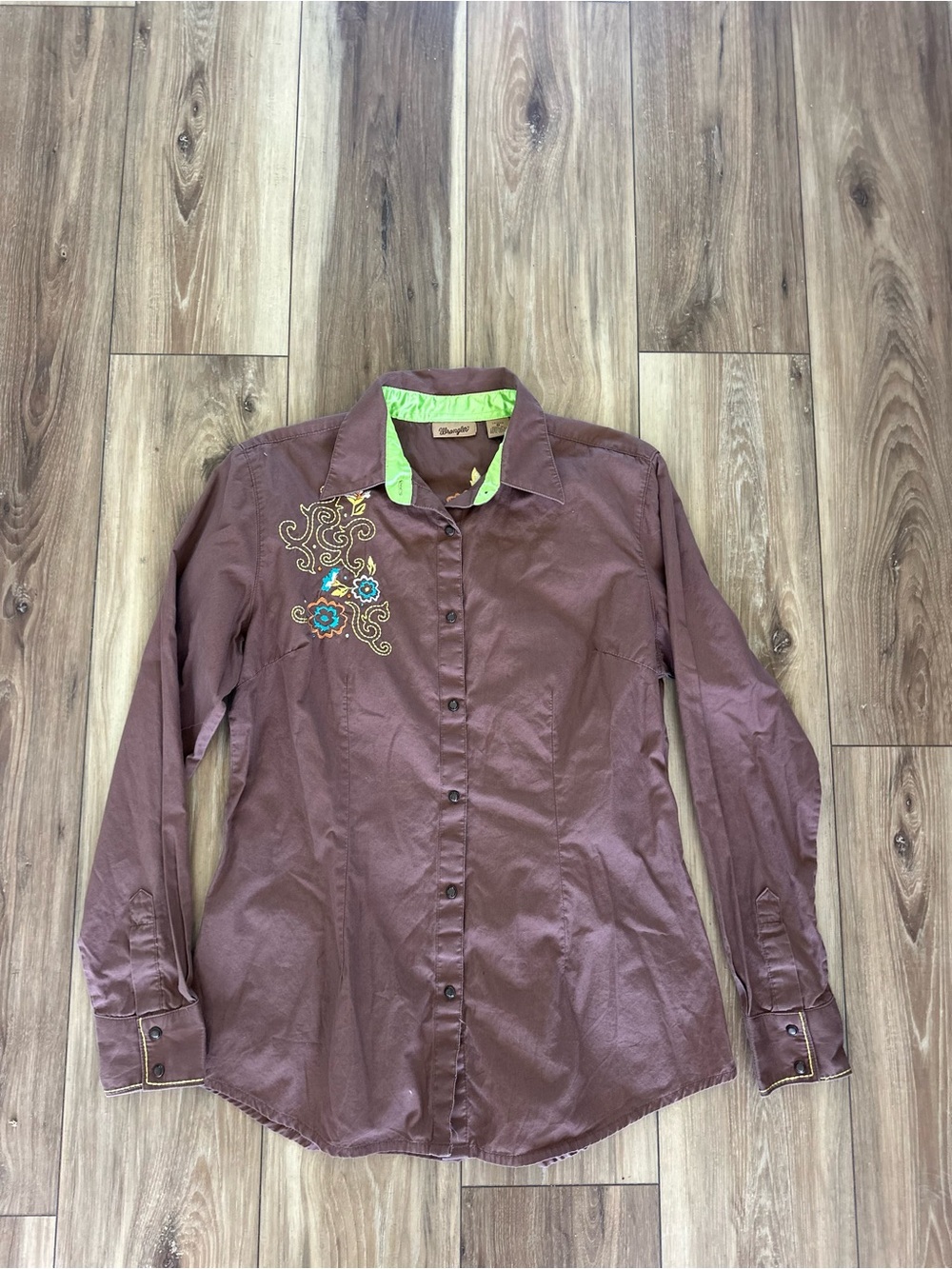 Wrangler women’s western Embroidered Button-Up Shirt size medium